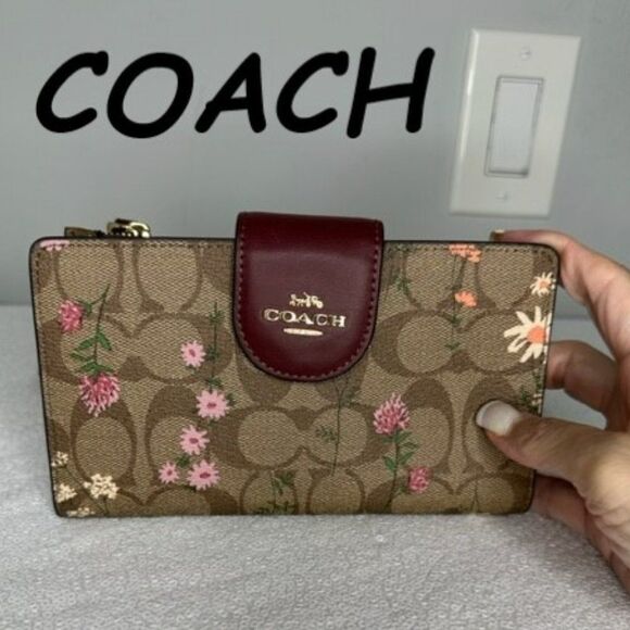 Coach Tech Wallet In Signature Canvas With Wildflower Print, Ex Used Cond - Picture 1 of 6